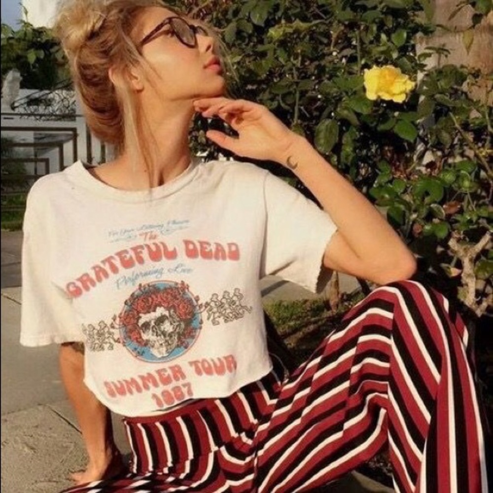Mystery graphic tee 👀 - Picture 4 of 6